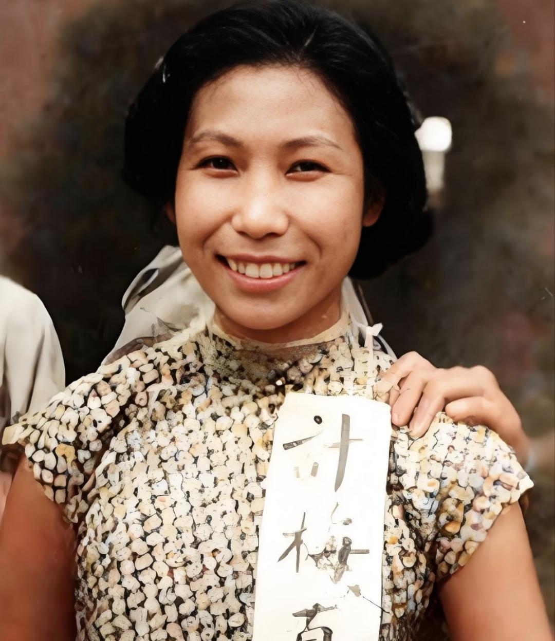 台北刑场上，35岁女教师临死前朝镜头一笑，行刑兵士后来说：执行那么多次，从没见过