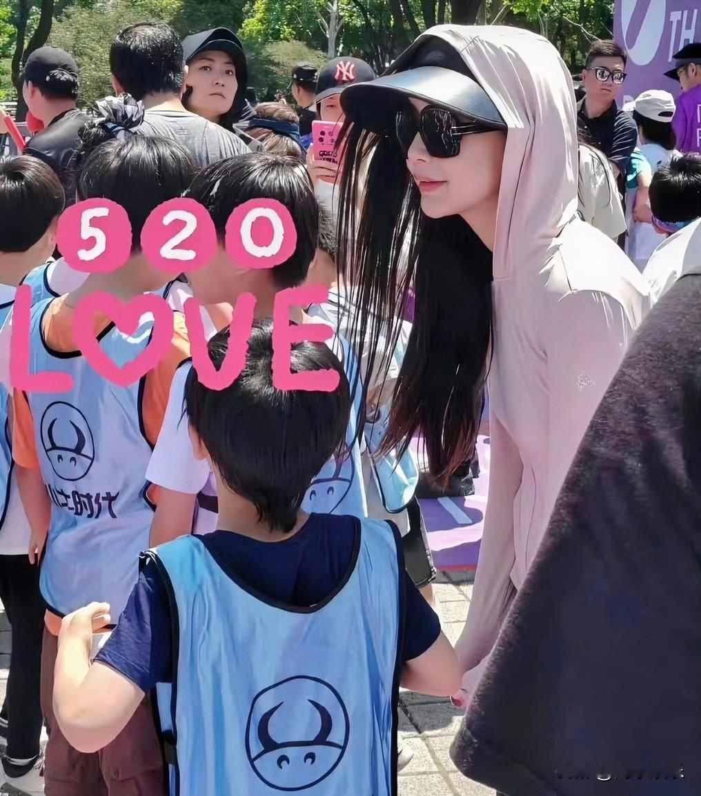 Angelababy现身儿子学校开家长会刚登上热搜，评论区直接吵翻。有网友拍到Angelababy现