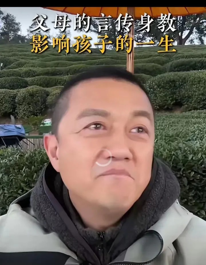 李嫣对李亚鹏的认同度还是很高的，虽然妈妈王菲是北京人，自己也曾经在北京读国际学校