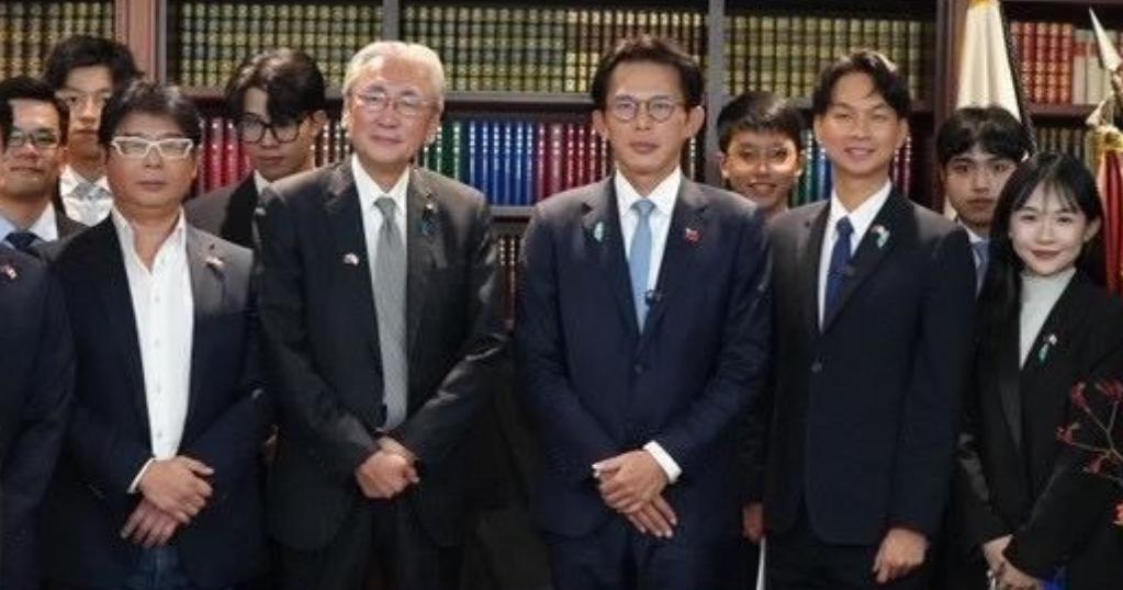 民众党主席黄国昌日本之行上演“办公桌合影”闹剧，成灾难级翻车！其政治投机反遭高市