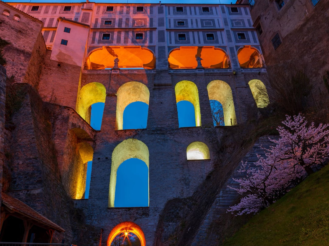 在CK小镇，每一扇窗都是一幅画，每一条小巷都藏着故事。红瓦、城堡、倒影，把中