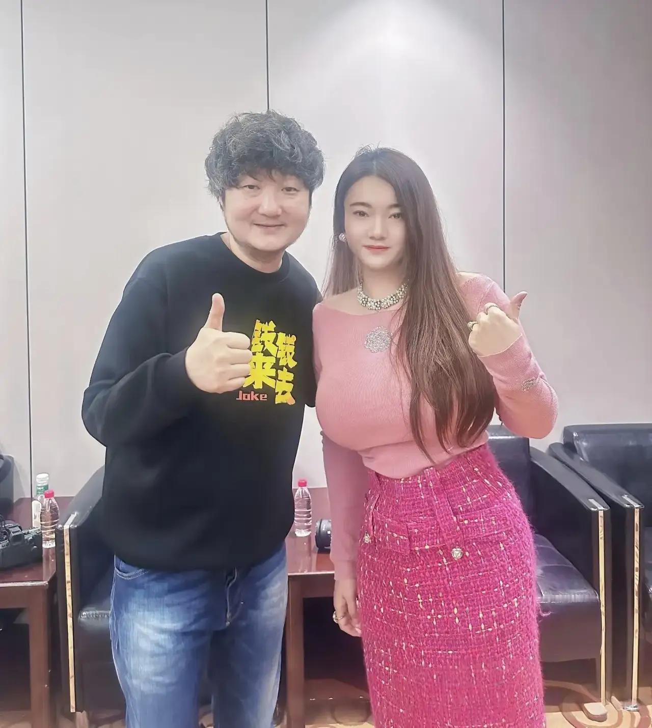 王大治和一位女网红亲密合影，40多岁的他面对身边的美女，完全没有避嫌，脸带微笑，