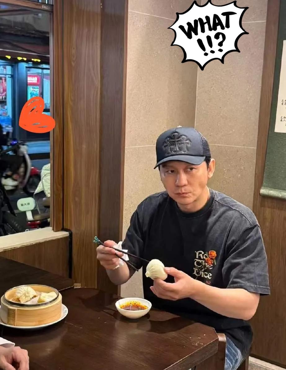 李晨，47岁了，看似原地踏步，实则可能是内娱活得最通透的人。没结婚、没生娃，