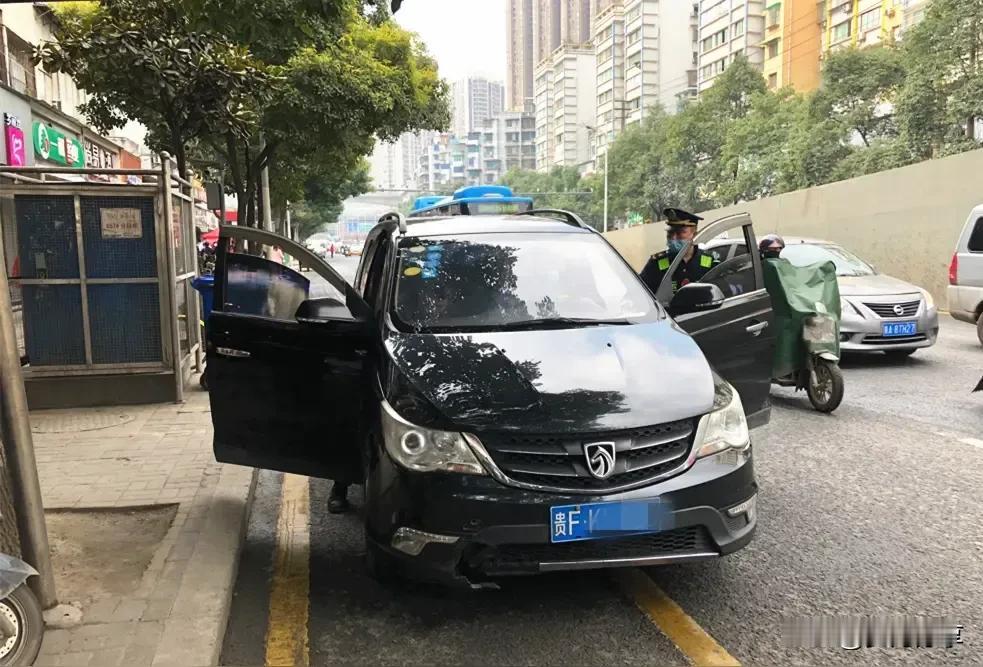 都说坐黑车有风险，可这个女子却占了便宜。女子搭黑车去酒店，司机心虚对她说：美女你