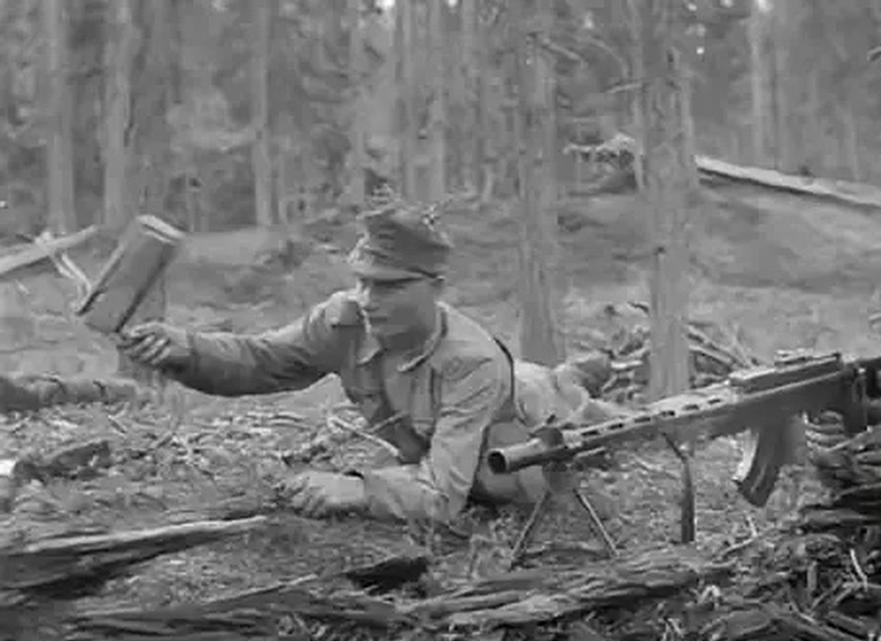 1945年，机枪手杜相云发现，日军掌握了他的射击规律，每次他一开枪，日军就卧倒，