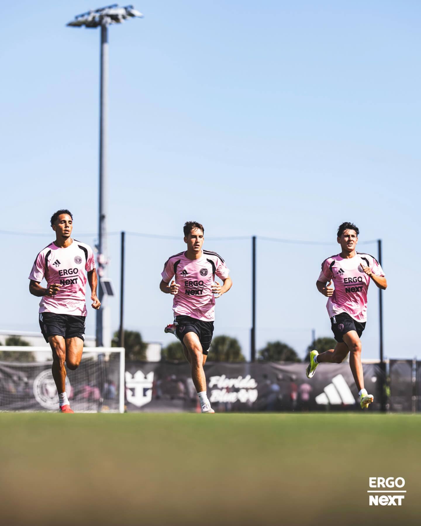 迈阿密官方出图｜征程仍在继续。赛季揭幕战即将到来⚡️梅西