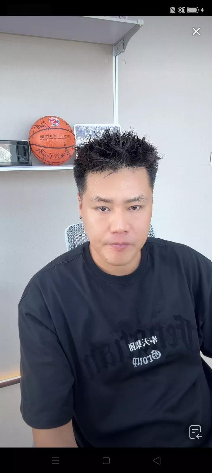 [前辽篮名将贺天举直播间与球迷互动，被问道谁是联盟中攻防兼备后卫时，贺天举说]：