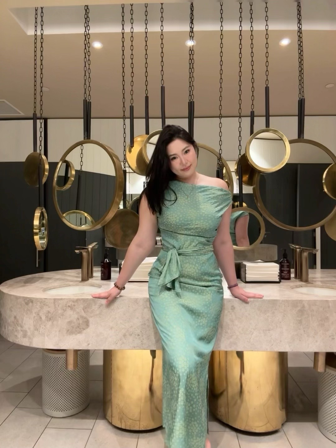 今天公司开圣诞party，穿了一条新中式的裙子准备美翻全场结果….TMD,