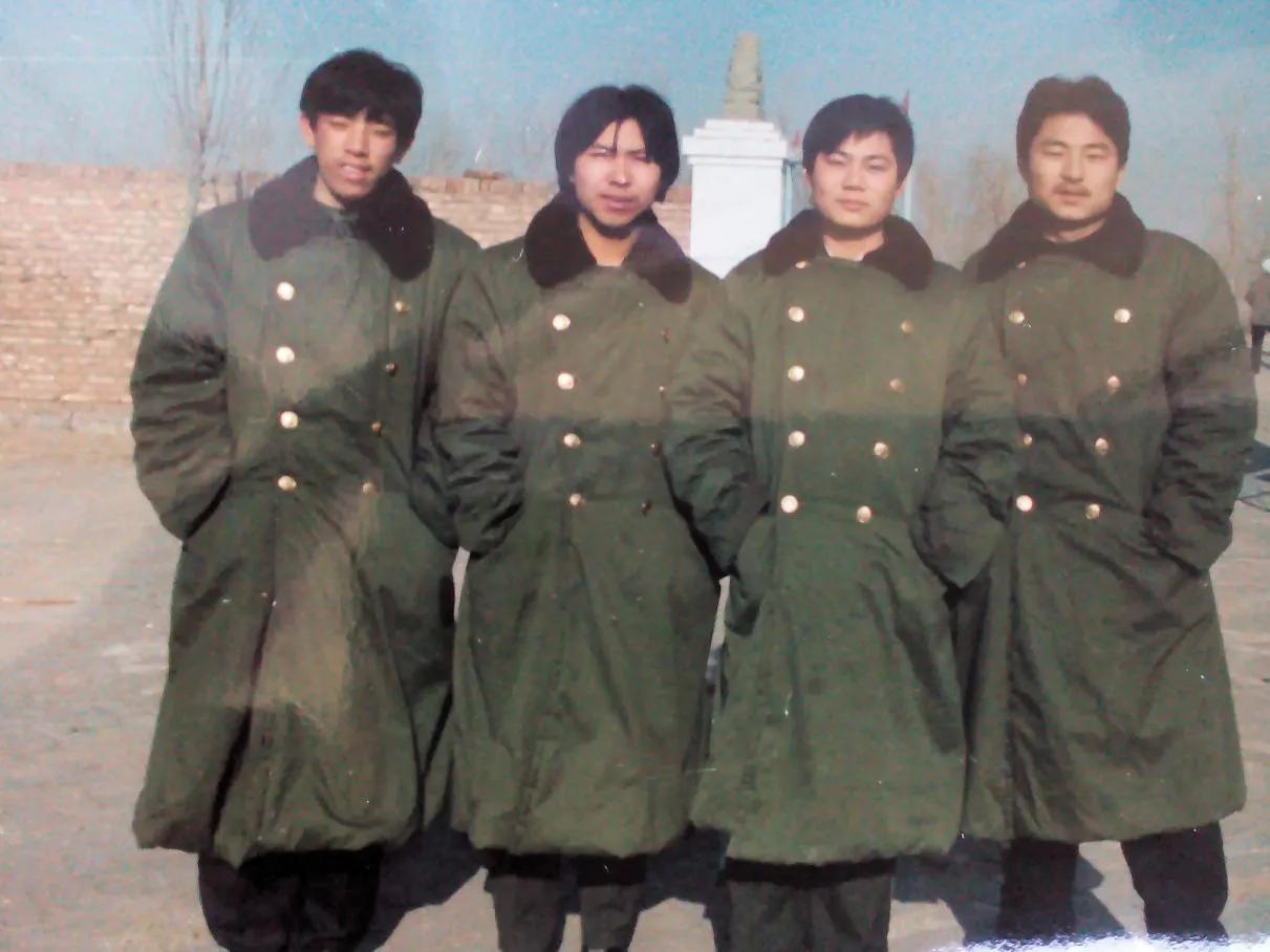 你穿过军大衣吗？上世纪90年代初，我曾在派出所联防队工作，当时除了发的警服以外