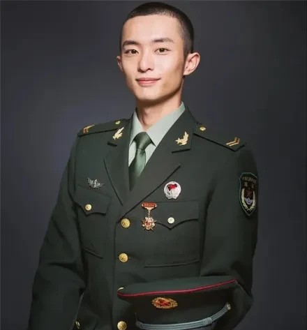 白宇帆啊，在荧幕前是个刚出道的新人演员，可镜头背后他早就是扛过国家使命的战士了。