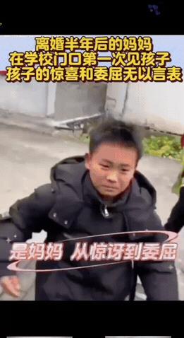 小男孩放学刚出校门口，准备跑步回家，突然听到有人叫他。他走过来仔细打量，待确认是