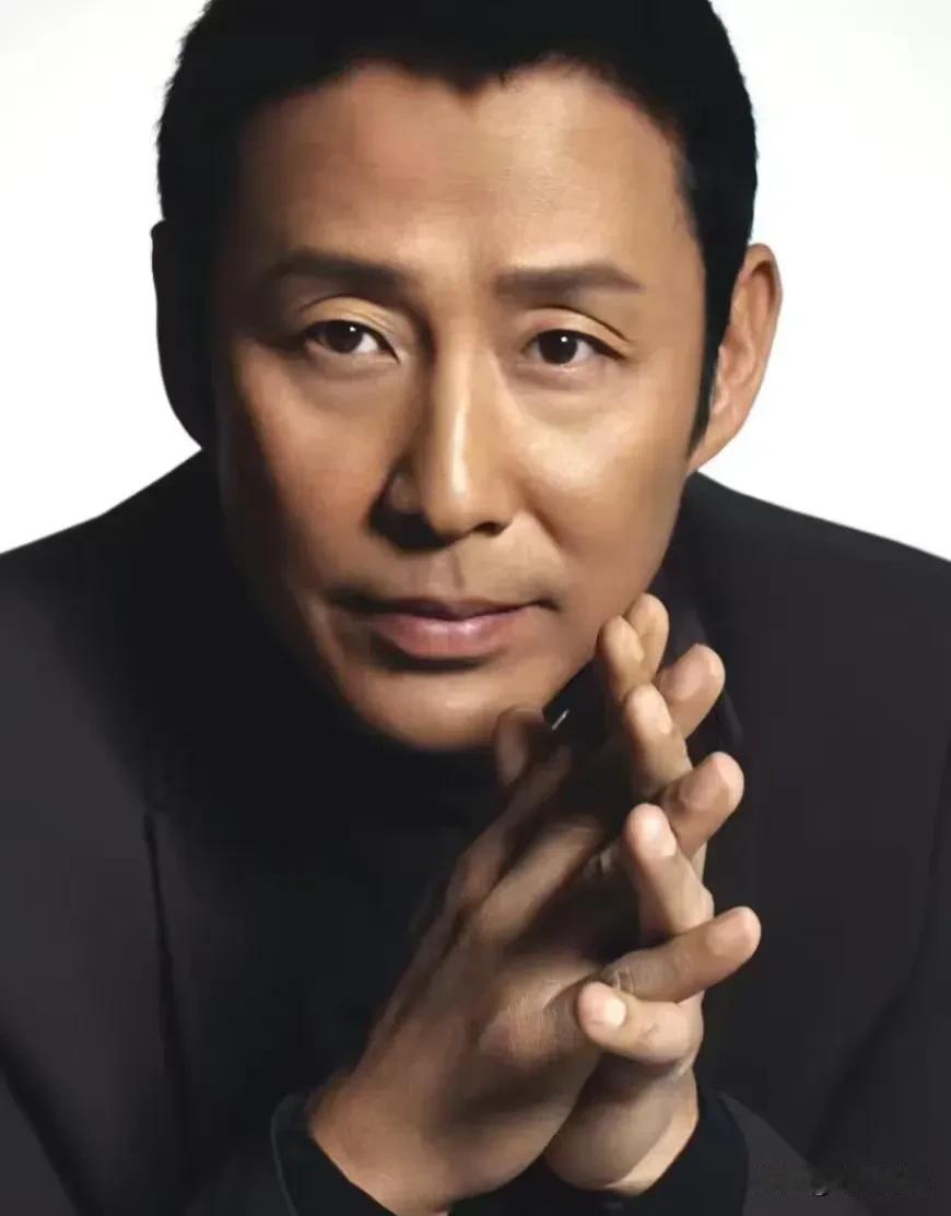 顶级男人一天只做五件事，其余全部砍掉。​​1、规律休息按时入睡，不习惯性熬