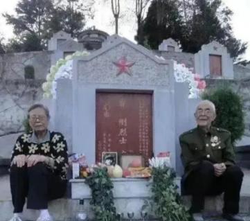 泪目了！2022年，两位老人感觉去日无多，趁有生之年千里迢迢来到儿子的墓前，他们