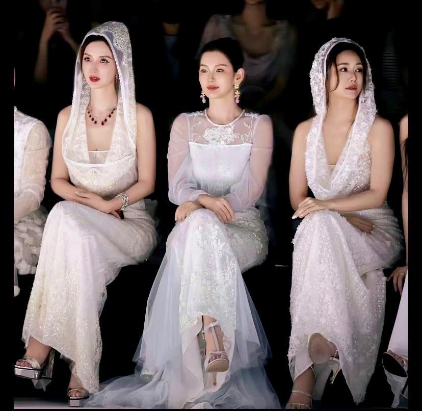 看刘芸和张萌同台走秀，感觉刘芸有点可怜人家张萌选美出身，身材优势太大了，身高、