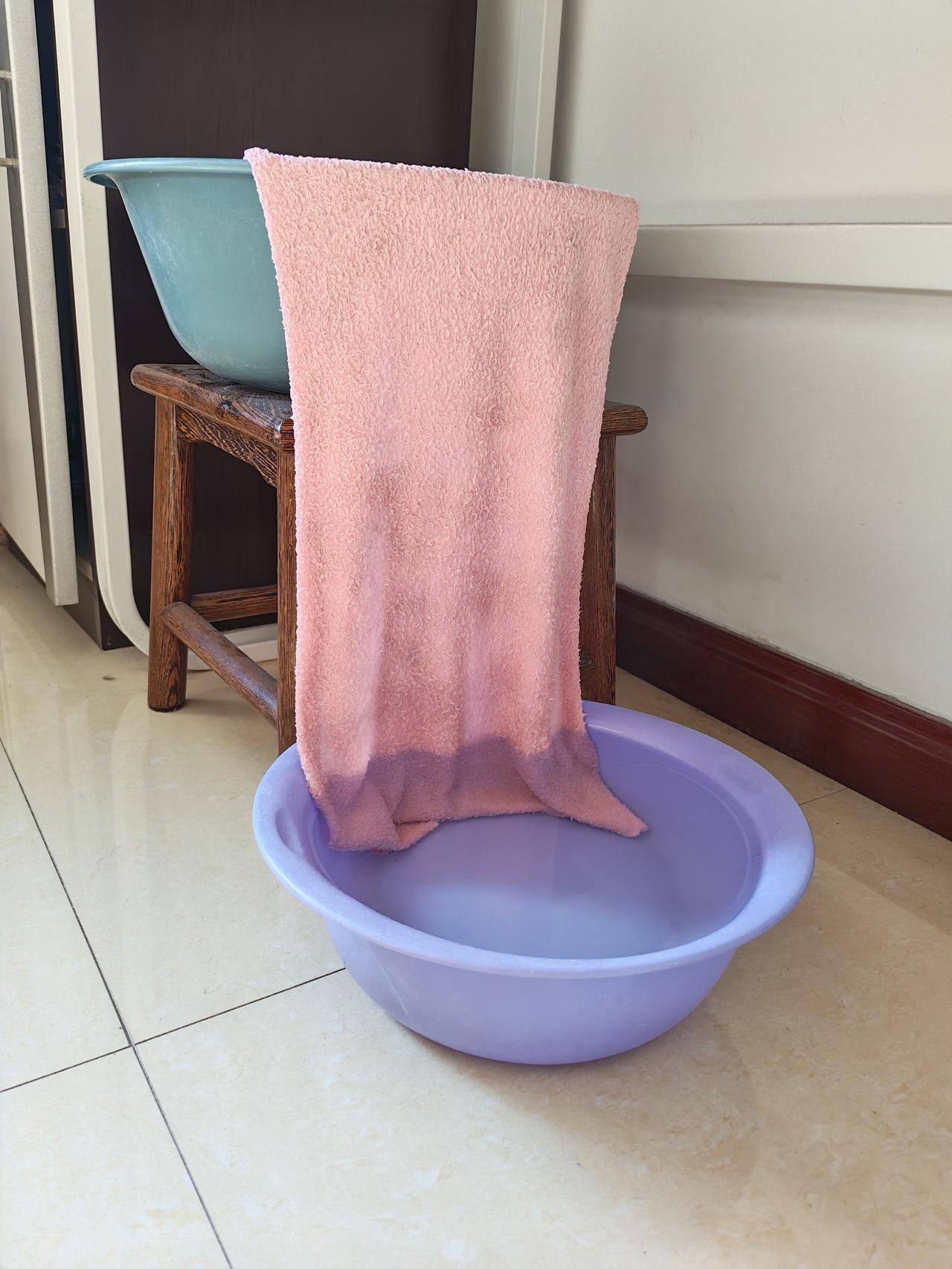 暖气太热也是烦恼今年北方的供暖，简直是“火力全开”！室内温度飙到二十六七