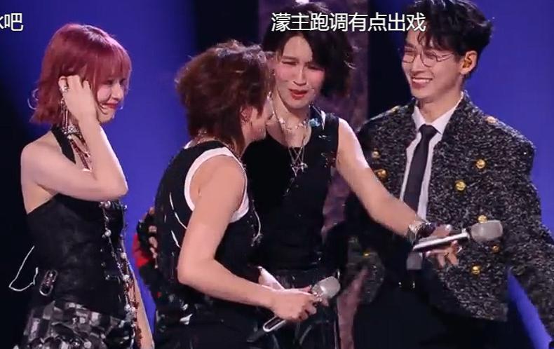 为什么王濛的腰都挺不直，和同组的黄灿灿和曾沛慈站到一起，她的形态就显得没有另外两