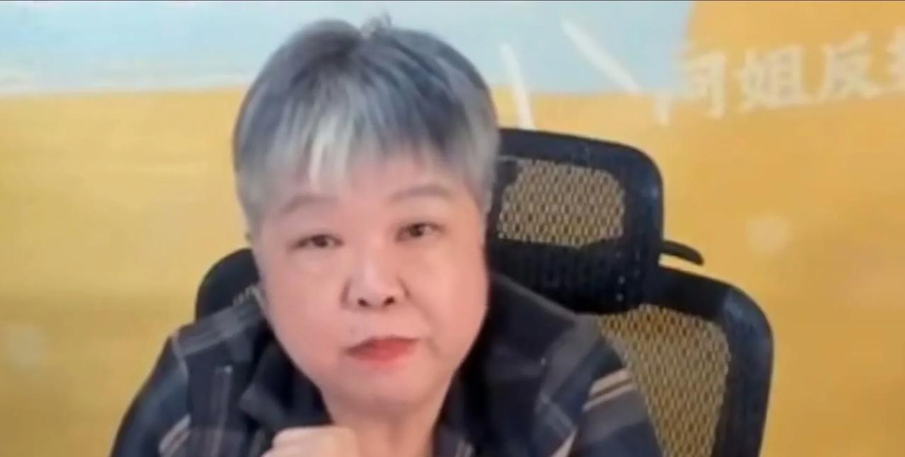 这位女士就是台湾媒体人名嘴黄光芹，她的一句：“大罢免就是馆长西进的投名状！”，这