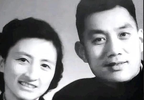 1943年，地下党员李振远遭遇日军严格盘查，眼看身份即将要暴露，这时他两岁的女儿