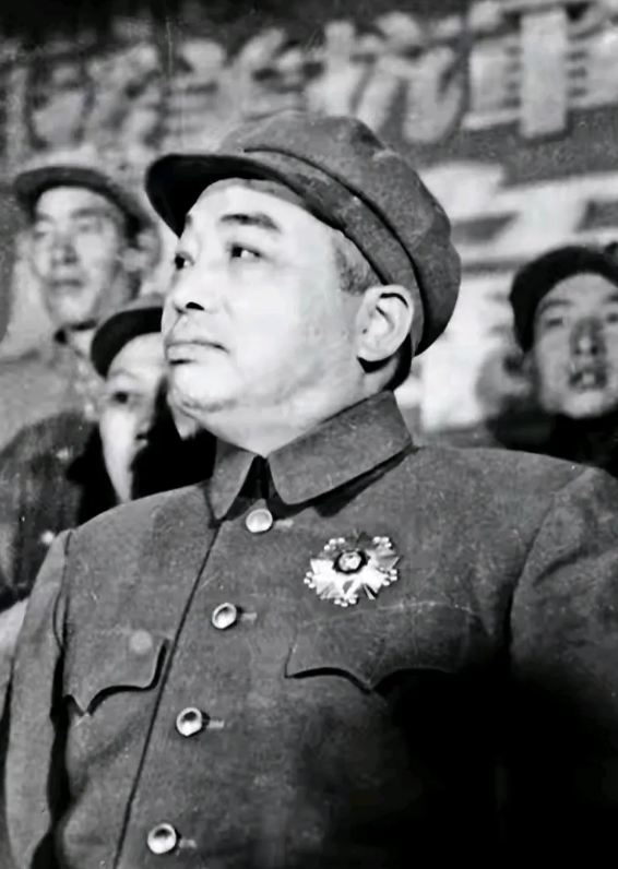 1953年夏季，时任总干部管理部部长的罗荣桓，在北戴河养病。主持军委工作的彭德怀