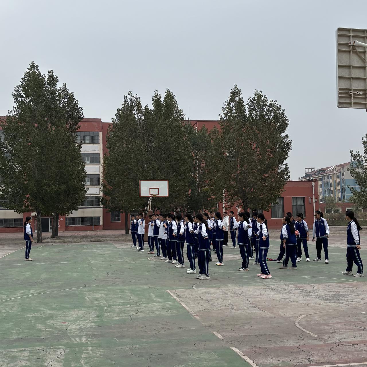 五十多岁的老教师，现在还在上课吗？一位网友说，他是一位乡镇中学教师，今年五十七岁