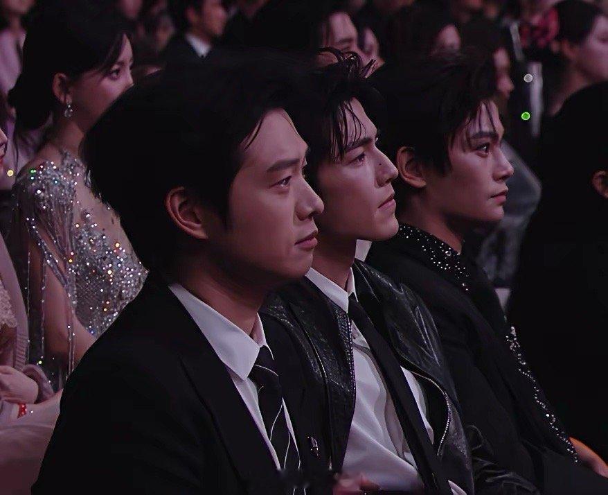 男明星颌面对比，最标准的确实是张凌赫和宋威龙…