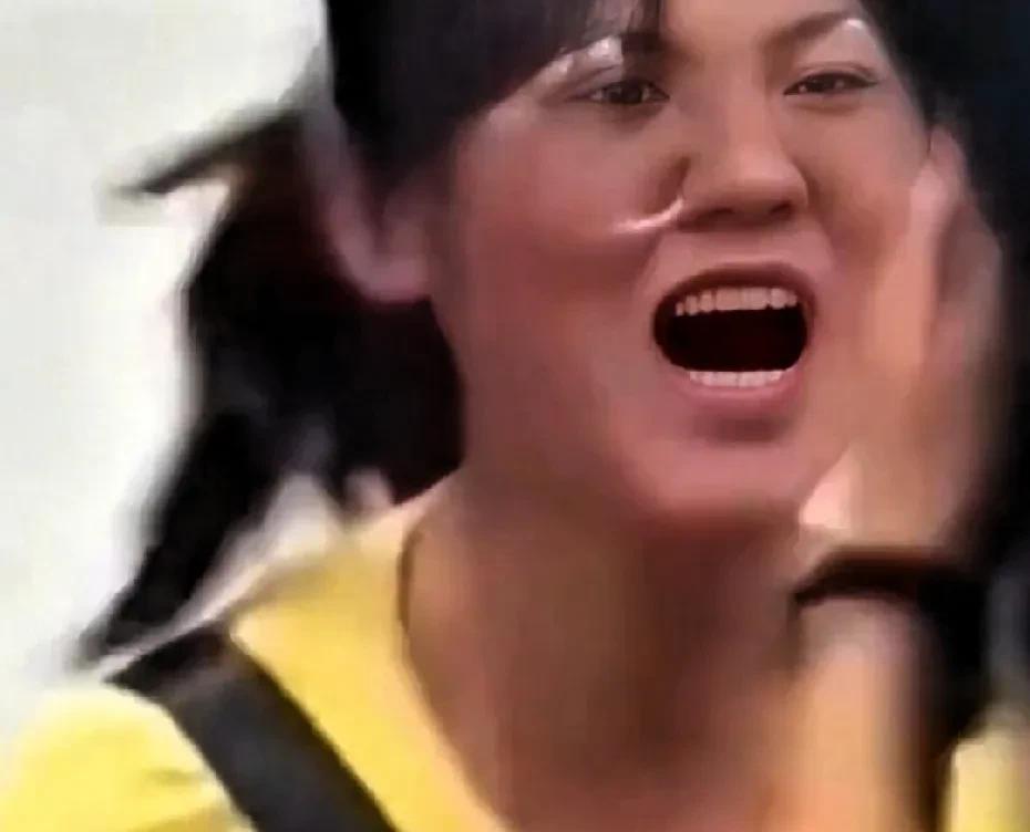 “又是一个难解的问题！”父母离异后，女子去找再婚的妈妈，再婚妈妈的女儿表示：“你