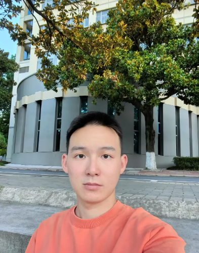我上次说谢浩南放暑假了，躲在学校不敢回深圳，很多网友还不认同我的说法。这不谢浩