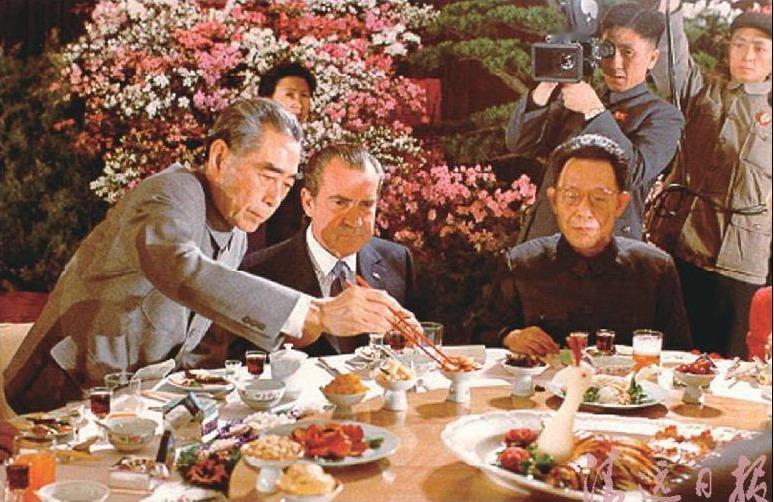 1972年，周总理陪同美国总统尼克松吃饭，刚一块鸡肉，翻译说“chunvji”