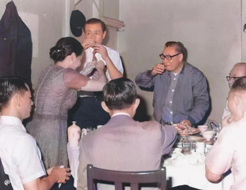 这是蒋经国与人聚餐时举杯畅饮时的一幕，受早年在苏联的经历影响，他和老婆蒋方良都喜