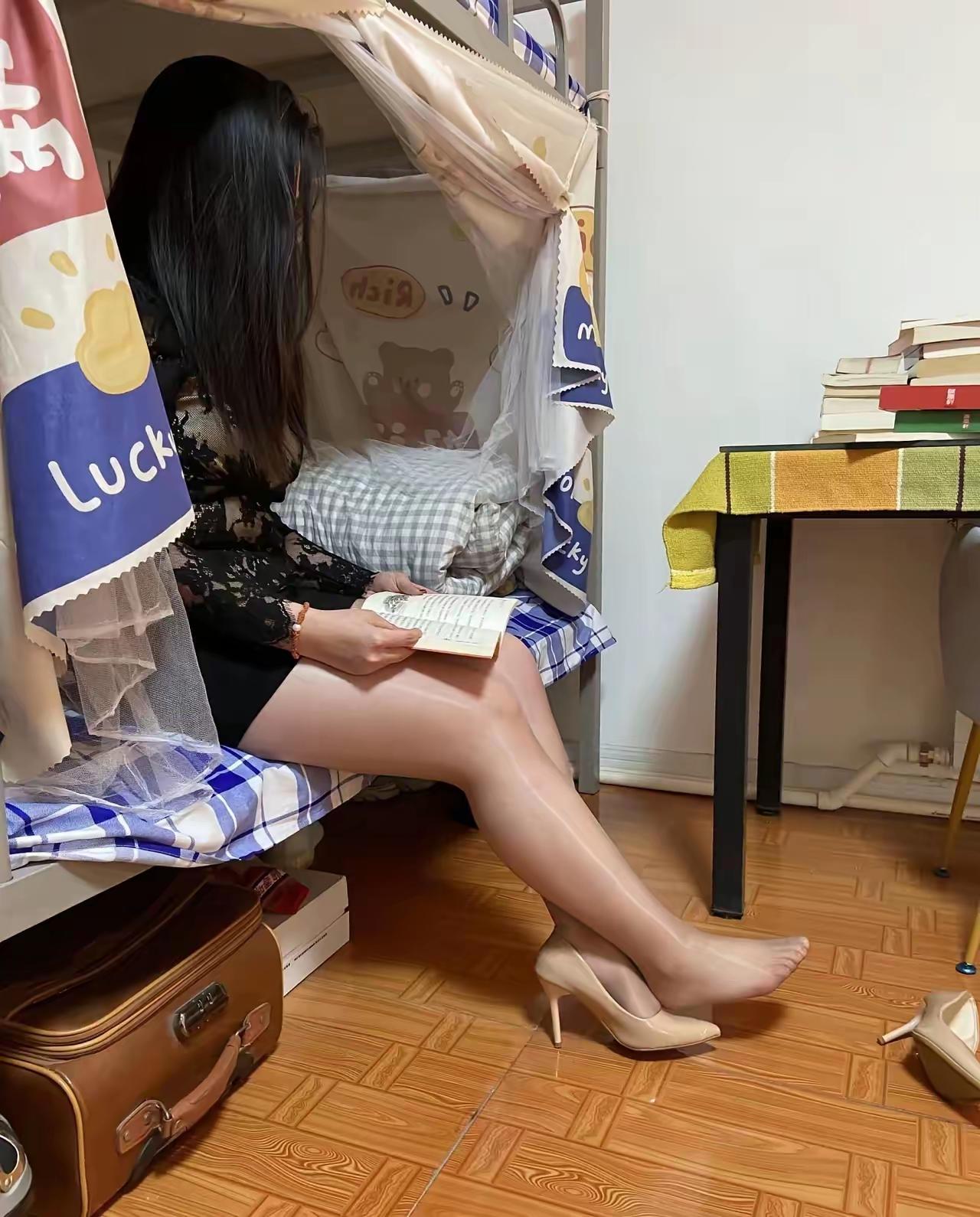 书香满溢，静坐思量。