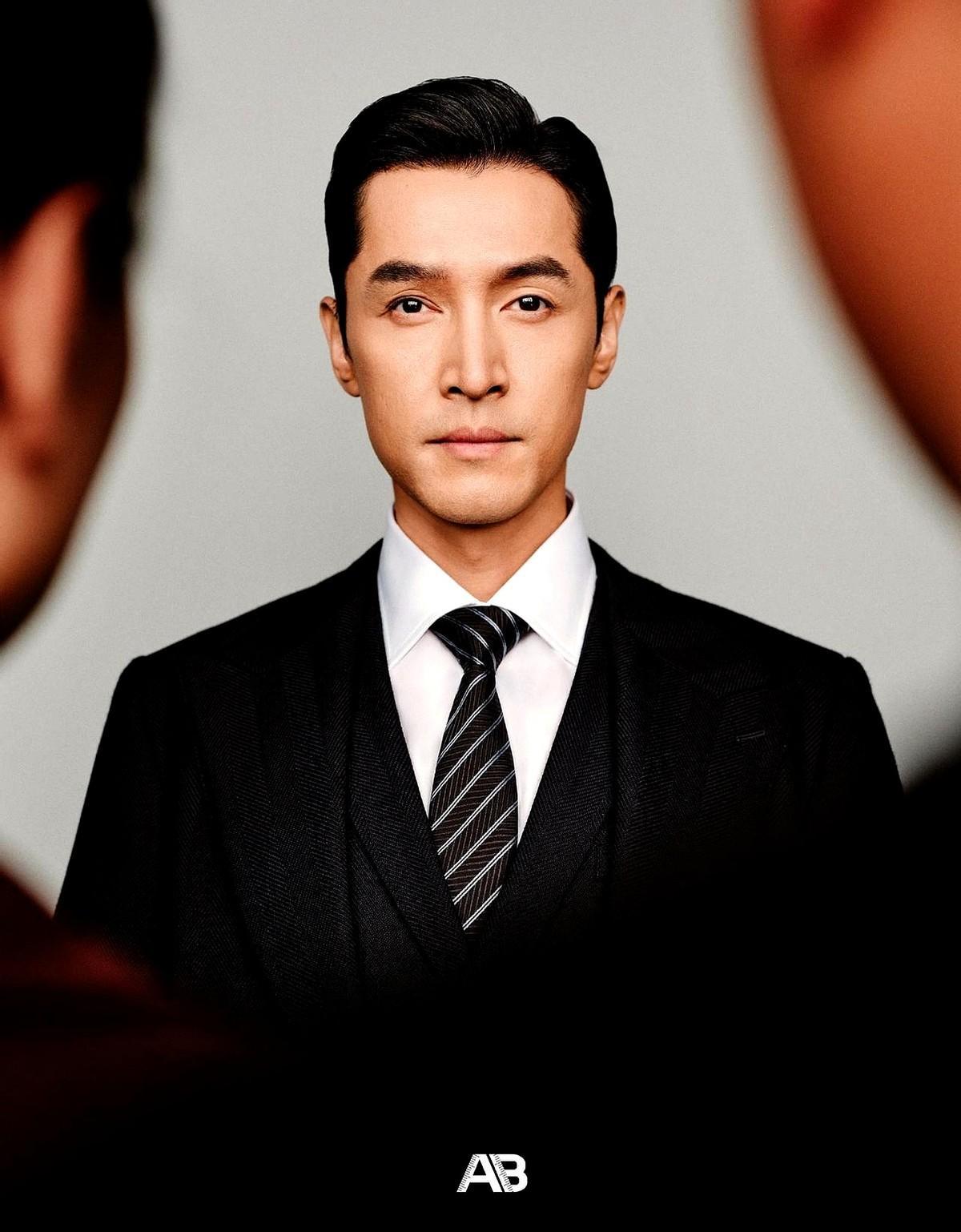 胡歌进组，没带剧本。台词早背熟，连对手的标点都记住了。王家卫喊“明儿早点来”