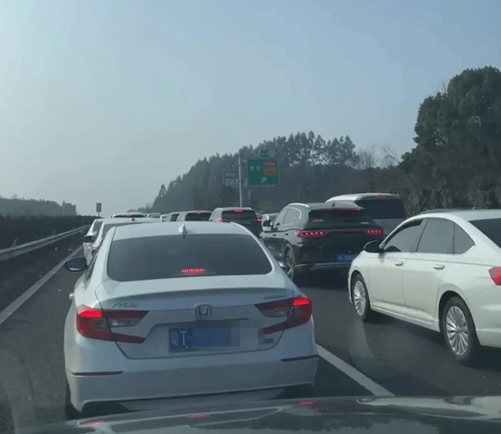 有车以后才明白了的一个事。早几年自己没车的时候，从深圳回湖北老家，总是坐老乡的