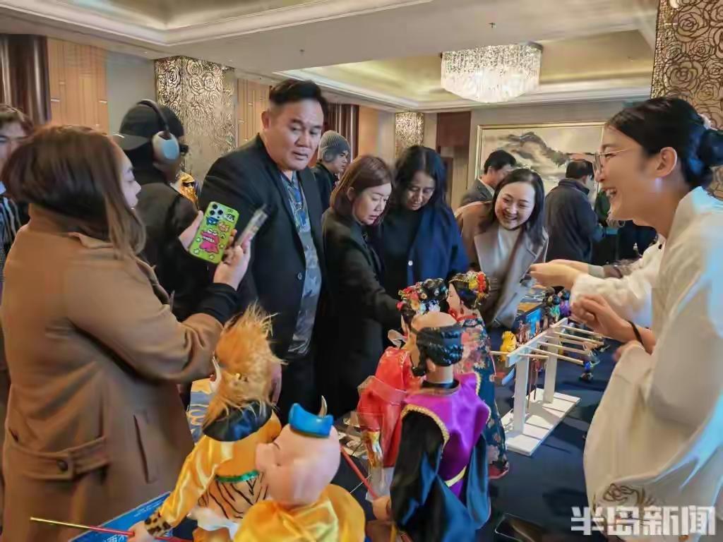 山东青岛莱西木偶泰国爆红！传统非遗征服东南亚，泰国旅行商疯狂抢购文创产品（來