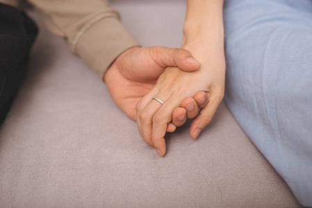 和老公两地分居，聚少离多，五一小长假，他提前回来几天，两个单身的闺蜜来我家蹭饭，