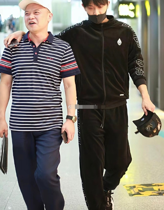 真的太羡慕黄子韬了不是因为他有钱也不是因为他有一个漂亮的老婆，而是​他有一