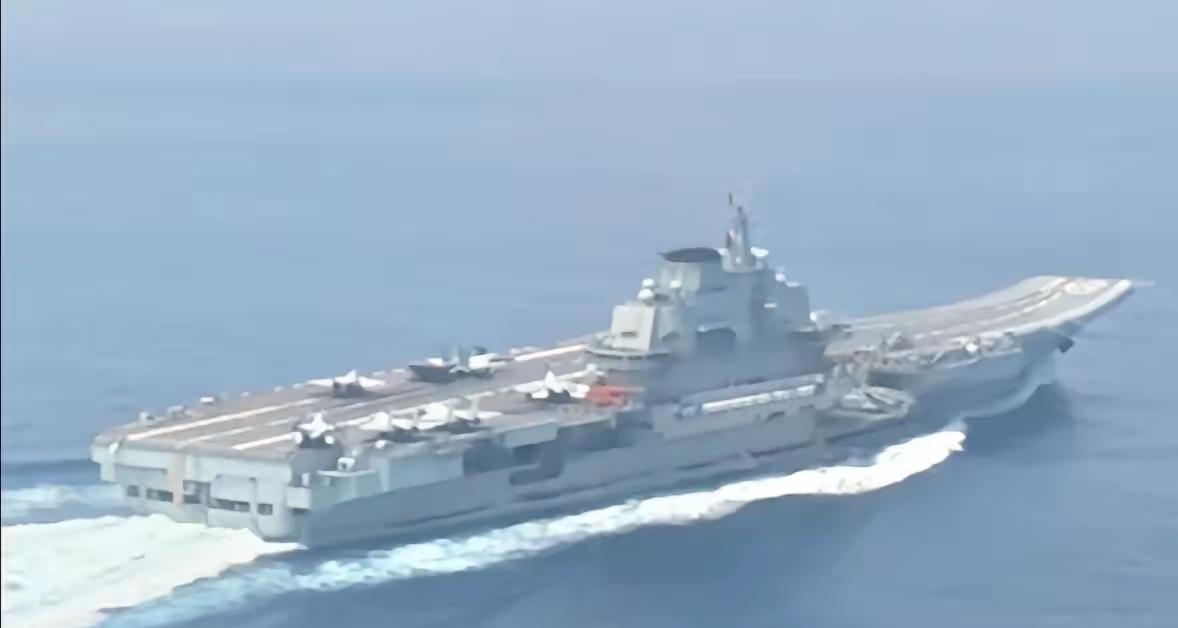 辽宁舰结束40多天远海实战训练，安全返回青岛6月22日，中国海军辽宁舰编队圆