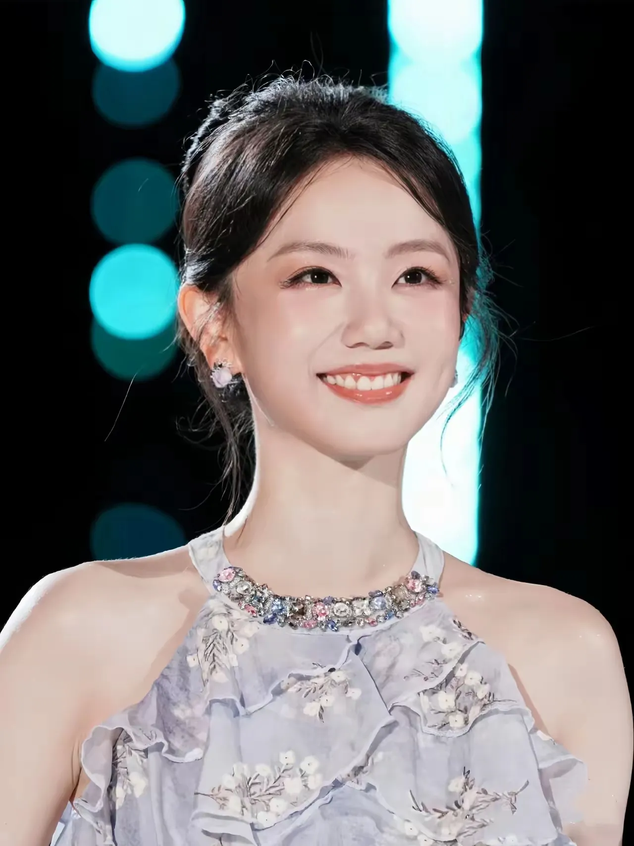 内娱最“可怕”00后主持人冯禧！履历开挂，终嫁给青春偶像许嵩