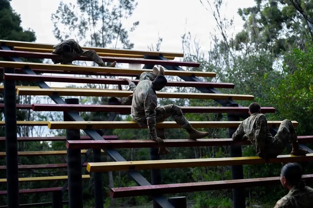 中美之间士兵训练几乎没有什么差别。2025年10月2日，美国空军派驻于珍珠港-