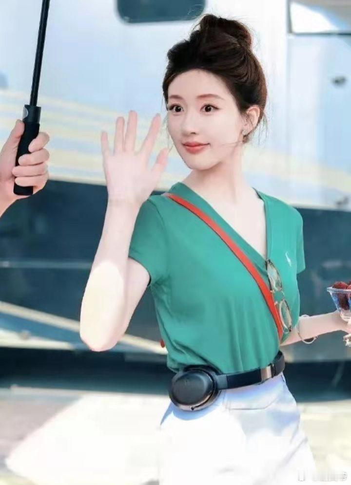 赵露思耳机腰，这是真实的腰围吗？也太细了吧！​​​