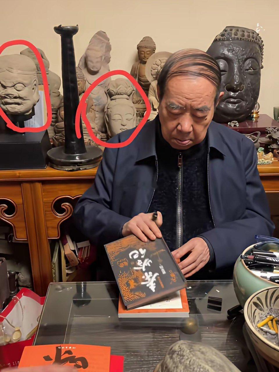 贾浅浅父亲，知名作家贾平凹书房里座位后面一堆堆造型惟妙惟肖的佛像、观音像、石人造