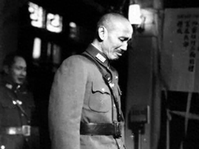 1950年，一批对蒋介石极为忠诚的伞兵归顺，却为何被老蒋下令逮捕并处以枪决？1