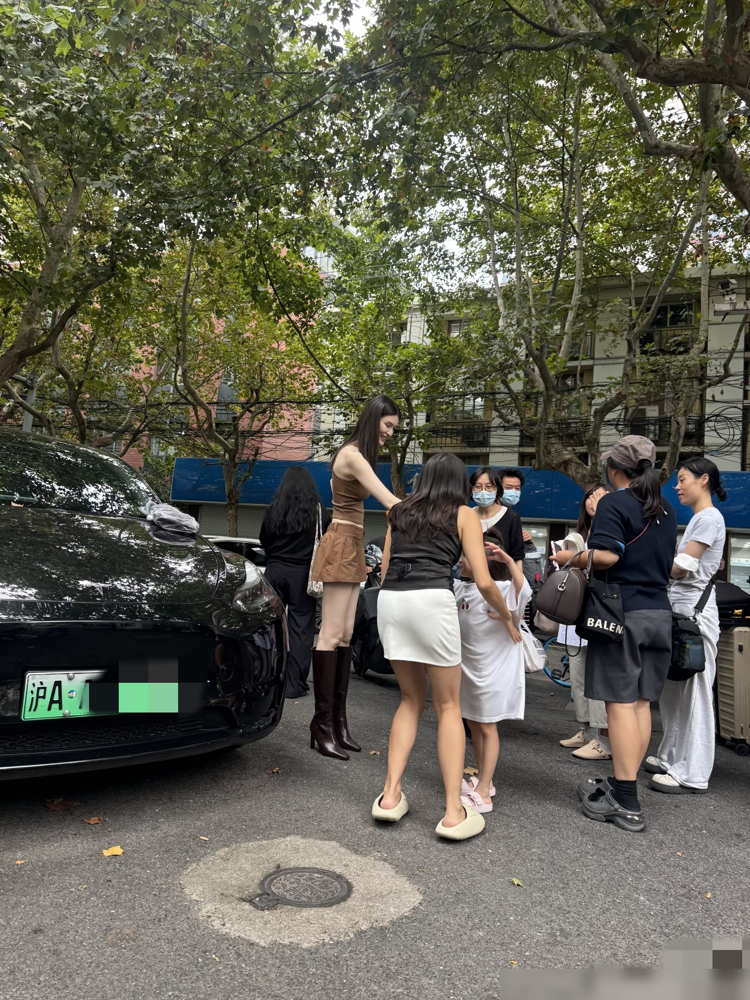 陈伟霆官方182，何穗178，加起来差4公分，结果何穗一穿高跟鞋，场面直接变味儿了。你看那张孕期合照