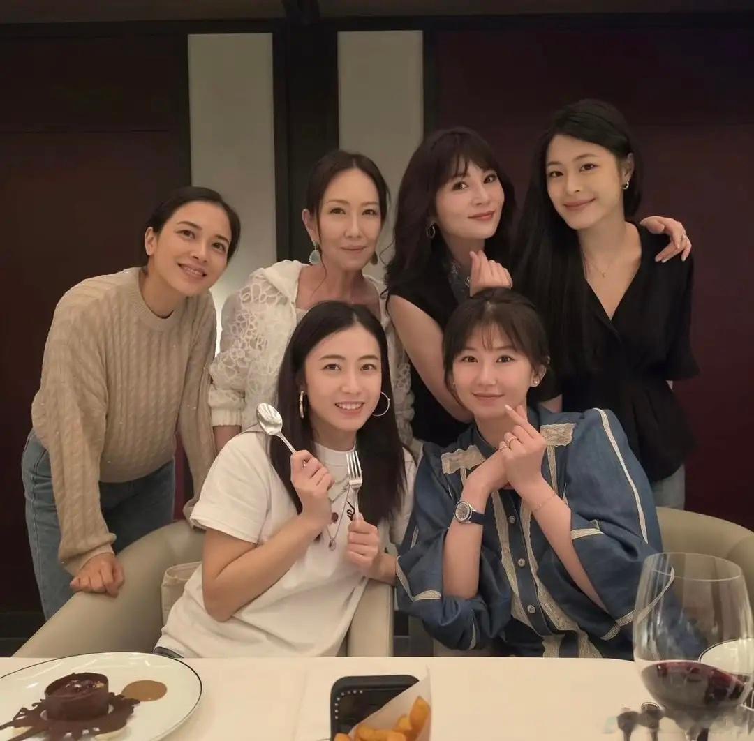 75岁刘銮雄现身富豪聚会，合照坐中间地位超然，弟弟刘銮鸿也在场！​​​