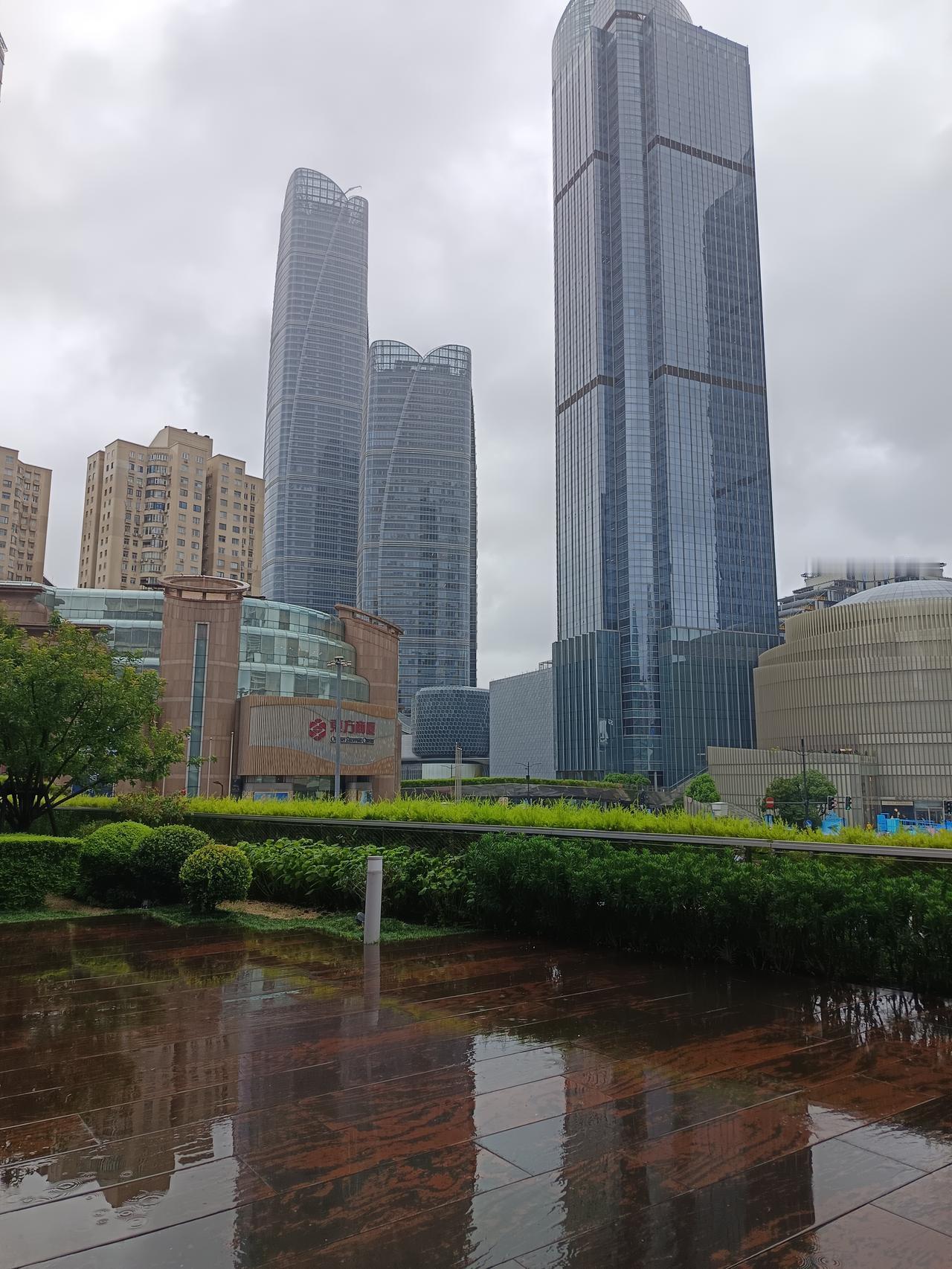这应该是上海老城区曾经最繁华的路口了吧！一边是美罗城，一边是港汇恒隆广场，一边是