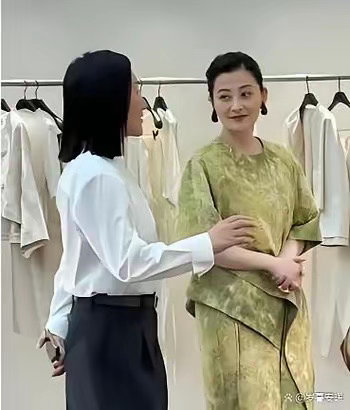 这是梅婷在品牌活动现场，路人的实拍图，她手上戴的黄灿灿的大金戒指格外扎眼，太抢镜