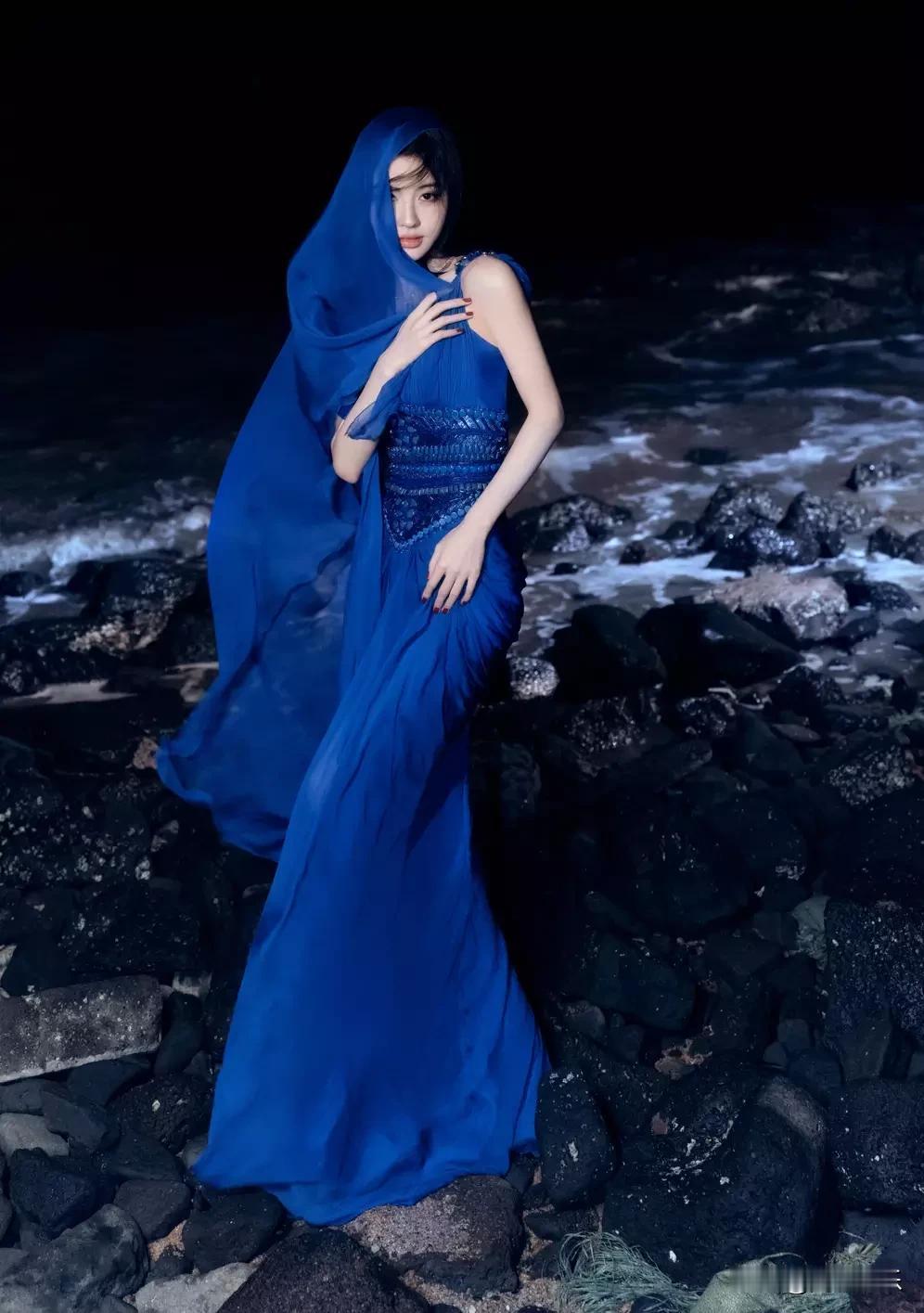 《鞠婧祎海洋美学造型引爆时尚圈》巴黎高定工坊的显微镜下，鞠婧祎的蓝色礼服纱