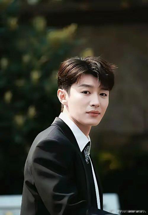 大家都错怪刘亦菲了，当年她说代旭“长的丑想的美”，不是她想说，而是有人让她说。那