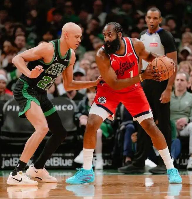 哈登关键时刻不行和职业精神行，这是两码子事情。季后赛关键时刻掉链子，你可以说