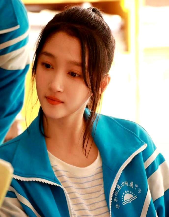 关晓彤哭戏把黄景瑜都看愣了。网上总说她是资源咖、没演技，你信吗？我亲眼看了一