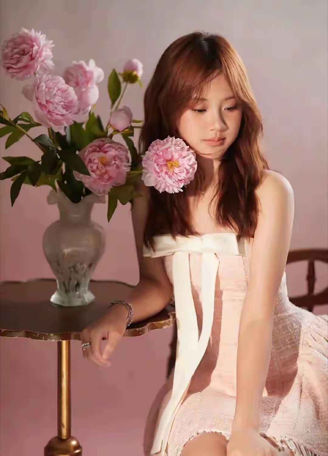 甜馨已经出落成大美女了，眉眼与妈妈宛如复制粘贴，太像了